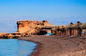 ستجد أكثر من نوع للاستراخات، فهناك خيام تطل على الشاطئ مباشرة وستجد فيها فرشا ملونا على الطراز السيناوي كأنك في قعدة بدوية مميزة. وإذا انتظرت إلى المساء، فستستمتع مع الفرق الموسيقية السيناوية التي تعزف أنغامها وسط سكون الليل والجبال. Ø§Ù„Ù…ØµÙŠÙ ÙÙŠ Ø±Ø£Ø³ Ø´ÙŠØ·Ø§Ù† Ø§Ø³Ù… Ø¹Ù„Ù‰ ØºÙŠØ± Ù…Ø³Ù…Ù‰ Ø³Ø¹Ø± Ø§Ù„Ù„ÙŠÙ„Ø© 50 Ø¬Ù†ÙŠÙ‡Ø§ Ø§Ù‚ØªØµØ§Ø¯