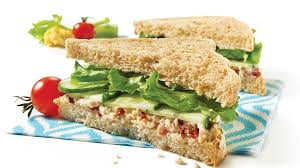 Sandwichs A La Salade De Poulet Et Aux Tomates Sechees Recipe Sandwiches Simple Sandwiches Tomato Salad