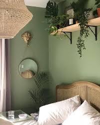 Here, a soft green wall is accented with pinecones, berries and branches for a fall inspired vignette.sage green rooms have been popping up from a traditional master bathroom in palm beach to a cheery child's room in cape cod, these gorgeous green bedroom designs will leave you. Oh Wie Ich Endometriose Liebe Sagte Niemand Je Es Ist Ein Hasslicher Eifer Dekoration Hausdekor Wo Green Bedroom Walls Redecorate Bedroom Bedroom Green