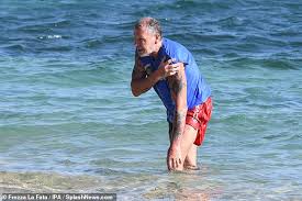 Con un vistoso tutore, i capelli impomatati e fresco di riposo paul gascoigne rientra in gioco durante la diretta della sesta puntata dell'isola dei famosi 2021. Paul Gascoigne Could Be Forced To Withdraw From Italian I M A Celebrity