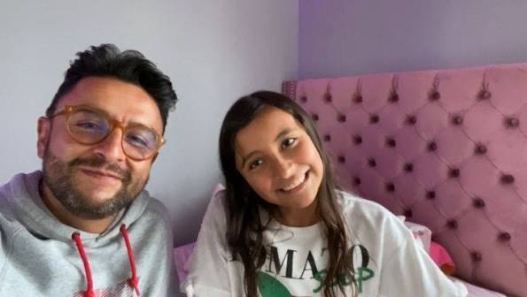 Ya está en mi TikTok alexcamposoficial el #tmechallenge que creó mi hija  @camposjuannita te invitamos a que lo veas y lo intentes junto con tu  familia. ¡Compártelo! #tumiexistirchallenge #familia | ...