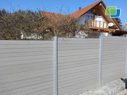 Doppelstabmattenzäune besitzen zwei parallel verlaufende horizontaldrähte, verbunden mit einzelnen vertikaldrähten. Das Sichtschutzprofil Heisst Mombasa Wpc Sichtschutz Zaun Betonzaun Sichtschutz Garten Zaune Aus Polen