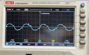 디지털 발진기 화면에 현재 주파수, 출력 와트(W), 스윕 모드 작동 여부, 타이머가 표시되는 스마트 인터페이스