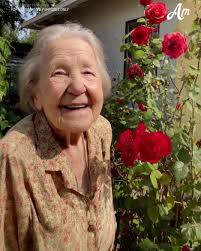 BOSS FIRES POOR GARDENER, HUMILIATING HIM—ON HIS LAST DAY, HE FOUND A BOX  BURIED IN THE BACKYARD. Arthur had worked for this wealthy family for  nearly 35 years. He started out as