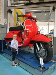 Giant Vespa Vespa Scooters Vespa Shop Vespa Vintage