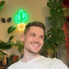 Matthew Holder's Instagram, Twitter & Facebook