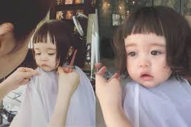 超可愛！日本一個細路女被帶去剪髮，由於呢次係佢第一次剪髮，所以好唔自在，全程都含住眼淚，睇落楚楚可憐，設計師將相片上傳，令佢紅爆網絡～大家仲記唔記第一次去剪髮係點呢？  (髮型師IG: screenkaori) Follow明星髮型