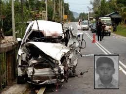 Inilah antara video kemalangan jalan raya. Tiga Sekeluarga Maut Terlibat Nahas Di Sungai Tong