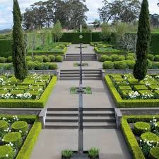Topiary Garden Designed By Paul Bangay For His Home In Australia Easy Landscaping Country Gardening Formal Gardens