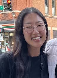 Sarah Bretz's Instagram, Twitter & Facebook