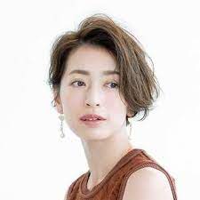 忘年会何着てく 普段着でも2倍に見映え 必要小物は2点だけ ショートのヘアスタイル 美髪 女の子の髪