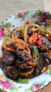 Bawang merah dan putih ditumbuk/giling bersama dengan serai kunyit hidup d. Sambal Hati Ayam Goreng Azie Kitchen
