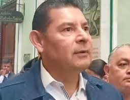 Alejandro Armenta acude de lejos a marcha obradorista de Alejandro Carvajal 