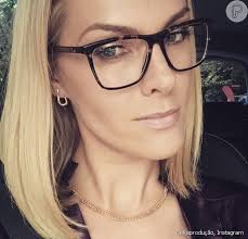 Her hair looks just like the real one, and the leg is not strange: Ana Hickmann Fatura R 400 Milhoes Por Ano Com Marca Que Leva Seu Nome Purepeople