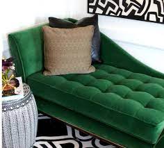 Yeşil renk ile dekorasyonda ikinci renk olarak toprak renk tonları kullanılabilir. Yesil Koltukla Uyumlu Renkler Ev Dekorasyonu