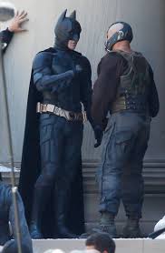 Of course the premiere of the dark knight rises marked the return of batman to the big screen, but it also marked the return of tom hardy, the man behind bane's respirator in the film, did not know of other versions of the character when he heard about the part, but he quickly did some research, and. Christian Bale As Batman And Tom Hardy As Bane In The Dark Knight New Pics Batman Battles Bane On The Set Of The Dark Knight Rises Popsugar Entertainment Photo 6