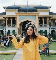 Istana siak hanyalah satu dari sekian banyak wisata sejarah yang masih terjaga secara baik. Harga Tiket Masuk Dan Lokasi Istana Maimun Medan Sumatera Utara