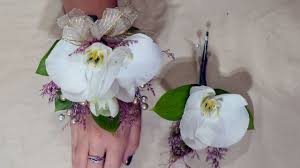 Apr 17, 2018 · a boutonniere is typically smaller in size than a corsage, so be selective. How To Make Corsage And Boutonniere Set For Prom Or Wedding Youtube