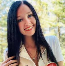 Amanda Cleary's Instagram, Twitter & Facebook