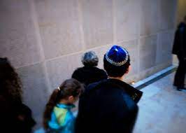 Pour moi porter la kippa partout et tous le temps n'est pas un signe de religiosité mais de l'excès de zèle. Pourquoi Les Juifs Portent La Kippa