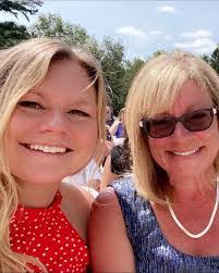 Kari Ennis's Instagram, Twitter & Facebook