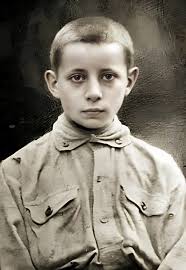 21 listopada 1918 roku podczas Obrony Lwowa poległ 14-letni Jurek Bitschan,  harcerz, Orlę Lwowskie. Uciekł z domu, żeby walczyć w obronie ukochanej  Ojczyzny. ❤️ Pośmiertnie odznaczony Krzyżem Walecznych. Pozostawił list:  „Kochany tatusiu!