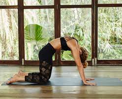 It involves moving the spine from a rounded position (flexion) to an. Yoga Ubungen Deine 10 Minuten Wachmacher Yoga Routine