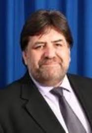 Pwy yw'r Uwch Dîm Rheoli?