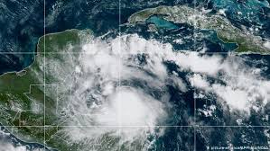 Los meteorólogos explican que son fenómenos similares: Nana Se Convierte En Huracan Antes De Impactar En Belice Las Noticias Y Analisis Mas Importantes En America Latina Dw 03 09 2020