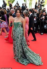 Emma meesseman's mother is a former belgian player of the year. Kat Graham Puts On Leggy Display In Oversized Shirt Dress As She Excitedly Greets Fans In Cannes Newsfinale