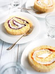 Gateau Roule Aux Petits Fruits Ricardo Recipe Cake Roll Recipes Dessert Recipes Desserts