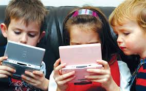 Tapi apa yang merisaukan ramai pihak sekarang ialah penggunaan telefon pintar dan gajet tanpa kawalan di kalanagan remaja terutamanya yang masih bersekolah. Gajet Rosakkan Hubungan Anak Ibu Bapa