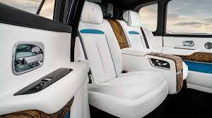 Mit der „cullinan viewing suite kann man zwei lederbezogene sitze an der hecköffnung ausfahren lassen. Rolls Royce Cullinan Sag Niemals Suv Zu Ihm Alles Auto