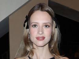 Angèle n'est plus "exclusive" : deux ans après son histoire avec Marie  Papillon, elle dévoile être polyamoureuse !