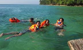 07:30 berangkat menuju teluk biru, dengan pemandangan sunrise 09:00 sampai di teluk biru 09:30 briefing dan persiapan snorkeling 10:00 snorkeling sesi 1 11:00 snorkeling sesi 2 13:00 makan siang 14:00 free agenda di pasir panjang 15:00 meninggalkan teluk biru 17:00 diantar ke stasiun / bandara / hotel dan program paket wisata teluk biru berakhir 10 Foto Teluk Biru Banyuwangi Rute Wisata Pantai Surga Tersembunyi Jejakpiknik Com