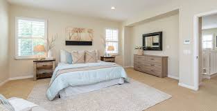 Lalu, untuk menyiasati ukurannya yang terbatas ini gaya desain minimalis pun jadi pilihan untuk menghilangkan kesan kaku dan dingin pada desain kamar tidur minimalis ukuran 3×4, kamu bisa menggunakan wallpaper dinding kamar pada. Tips Memilih Wallpaper Untuk Dinding Kamar Tidur Tokopedia Blog