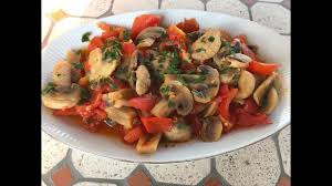 Champignon al prezzemolo eliminate i gambi degli champignon (che vi potranno servire per un'altra preparazione). Funghi Champignon Con Pomodorini Freschi Youtube