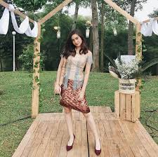 Selain model dress pesta brokat pendek terbaru, terdapat juga pakaian dengan desain polos. 7 Model Kebaya Yang Cocok Untuk Tubuh Mungil Biar Tak Tenggelam Womantalk