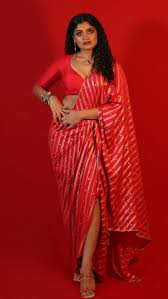 Isha Keskar -मोहरले क्षण, बावरले मन ईशा केसकरने रेड साडीत केले फोटोशूट