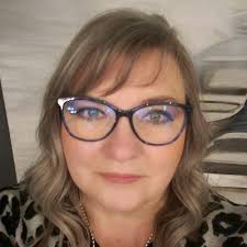 I'm At the edge of comfort lies your greatest growth..... and success! I  have always believed in the importance of following intuition as a way to  guide your decisions. Following your values