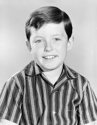 Child Star, 77, and 98-Year-Old Mom 'Look Like Twins' in Pic