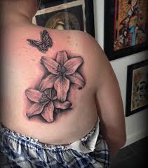Le lys est une fleur qui est toujours source d'admiration du fait certainement de la majesté qui s'en dégage. Tatouage Fleur De Lys 20 Idees De Modeles Avant De Passer A L Acte