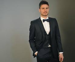 Une veste de costume adaptée à votre morphologie un pantalon de costume cintré une belle chemise unie, une chemise blanche de préférence une chemise col cassé, un noeud papillon noir et des chaussures noires pour rester dans le classique Costume 3 Pieces Mariage Noeud Papillon Recherche Google Costume Homme Costume Marie Costume