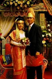 Serta pada bagian belakangnya dilengkapi dengan model risleting dengan tambahan kancing yang indah. Berbagai Inspirasi Model Kebaya Pengantin Batak Terbaru 2021