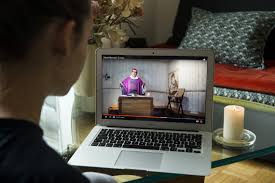 Messe à la télévision ou célébration à la maison ?