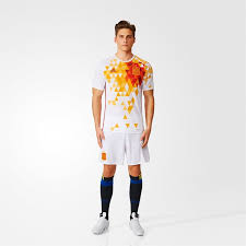 In deze winkel kun je het nieuwe spanje tenue ook laten bedrukken met een eigen naam en nummer. Spanje Uitshirt Euro 2016 2017 Voetbalshirts Com