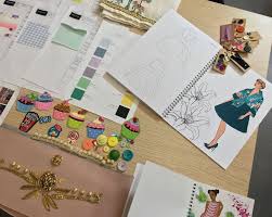 Sono due lezioni settimanali e non c'è bisogno di possedere conoscenze nel campo della moda o del disegno per iscriversi. Accademia Della Moda Di Napoli Studiare Moda Al Sud Italia