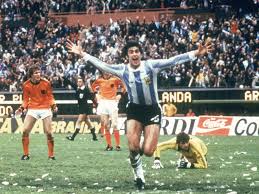 Apodado el matador, jugaba de delantero. Your Favorite World Cup Moments Kempes Golden Boot Makes Argentina Champions Goal Com