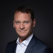 Fier de mon épouse qui a su se remettre en question et reprendre ses études  à 40 ans avec une belle récompense à la clé. Un bel exemple pour nos  enfants. Félicitations