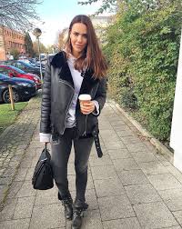 For faster navigation, this iframe is preloading the wikiwand page for esther sedlaczek. 16 Esther Ideen Bikerjacke Madchen Fotografie Lederjacke
